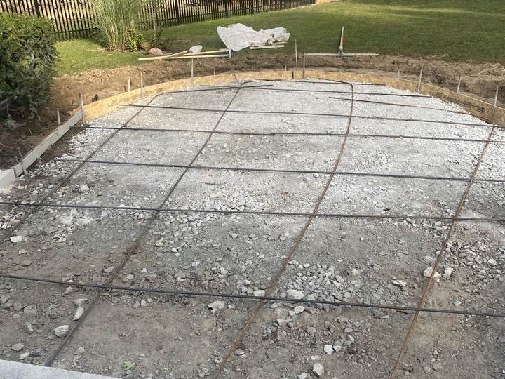 Large patio with a regular joint layout