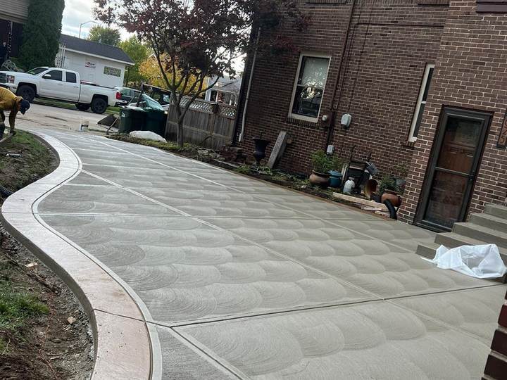 Curved patio with a contrasting border band